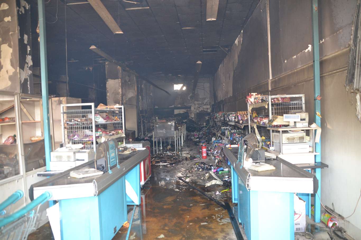 Viranşehir'de bir market yakıldı